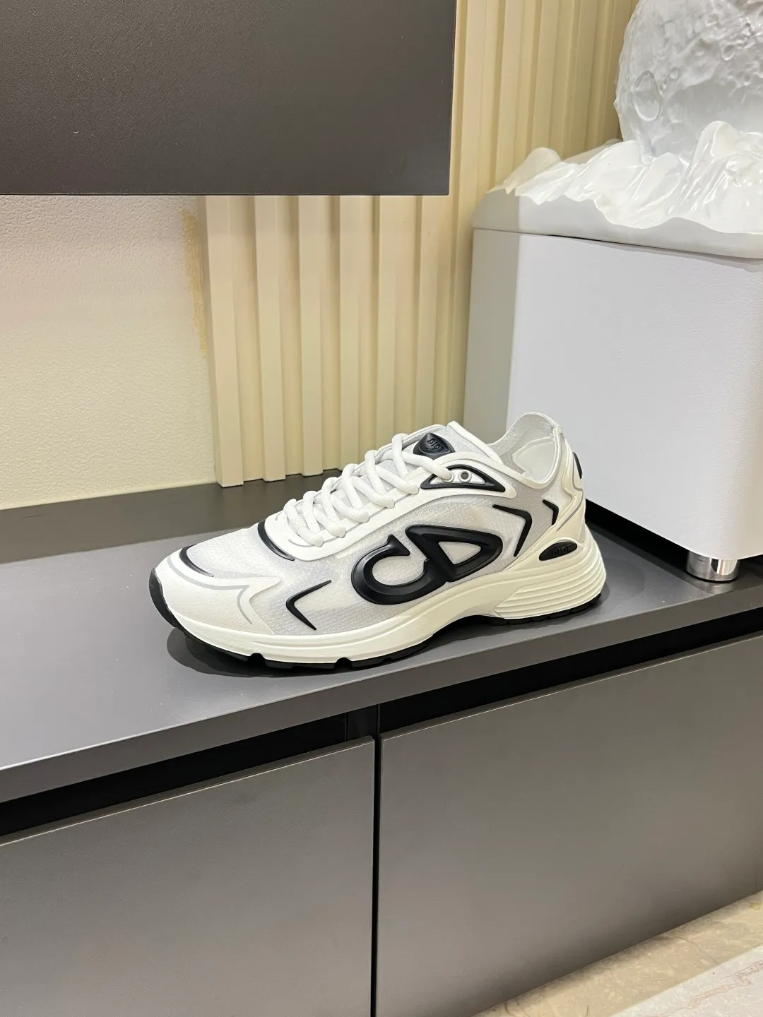 p500 Dior Dior's latest B30 Countdown sneaker. This B30 Countdown technical training shoe is new for spring 2026. Its sporty design perfectly combines fashion elements with technical performance. Its design is inspired by modern running. There are also Dior B30 and CD30 rubber logos on the tongue and back of the shoe. The sculpted sole that combines rubber and foam ensures flexibility and comfort. Various unique details also add to its color. Fabric technical fabric and technical mesh lining Industrial fabric and industrial mesh CD30 rubber logo on sides and rear Dior B30 rubber signature tongue Low-top style lace-up closure Ultra-lightweight rubber blend and brown foam sole Welded construction with gray detailing and Dior, CD30 and B30 logos Size: 38-44!